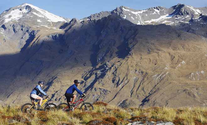 Le VTT est peut-être un modèle de vélo taillé pour la course, personne ne vous oblige à battre des records. Pédalez à votre rythme et prenez le temps d'apprécier les paysages.