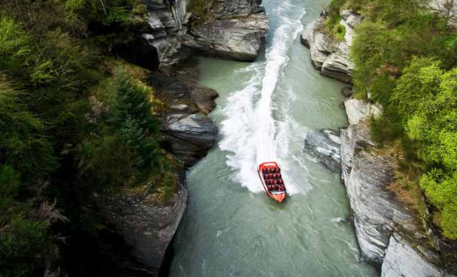 On ne confie pas les commandes d'un jetboat au premier aspirant pilote venu. Avant de se voir confier la responsabilité de conduire un équipage dans les canyons de la rivière shotover, les pilotes subiront un entraînement très exigeant.