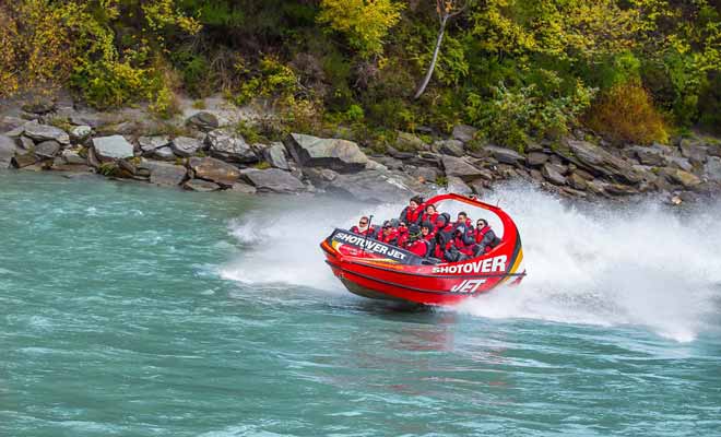 Le Shotover Jet permet de remonter les rivières à 80 km/ tout en effectuant des virages en épingle et des tours à 360°.