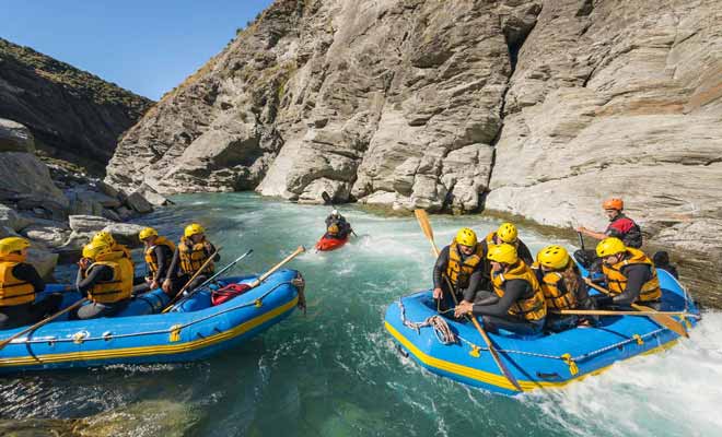 Plusieurs rafts partent en même temps, et le barreur de chaque embarcation vous motivera pour faire la course avec les autres. L'esprit demeure fairplay et vous aiderez parfois un rameur rival tombé à l'eau à regagner son équipe.