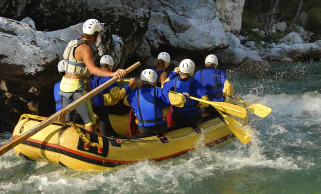 Le danger en rafting est lié au type de rivière et à la puissance des rapides. C'est pour cette raison que l'on porte des gilets de sauvetage, mais surtout des casques pour se protéger des chocs contre les rochers.