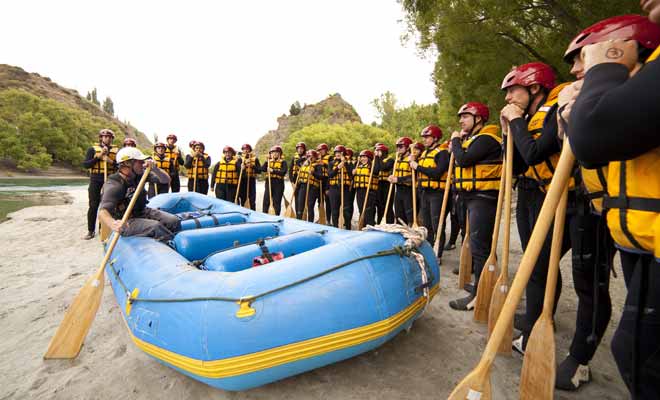 Avant d'embarquer pour affronter les rapides sur la rivière, vous recevrez une formation sur la terre ferme. Un guide vous expliquera les différentes manoeuvres et vous donnera les consignes que vous devrez suivre à la lettre.