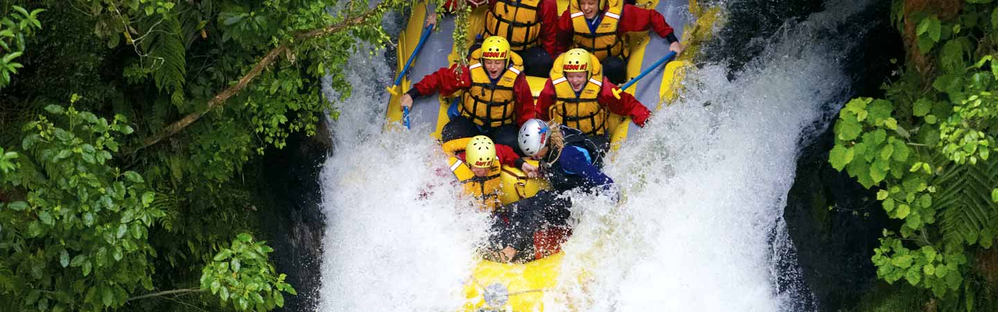 Une sortie en rafting dans une cascade de Taupo.