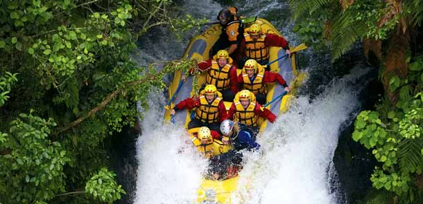 Une sortie en rafting dans une cascade de Taupo.