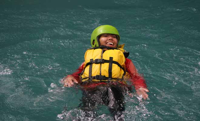 Tomber dans l'eau fait partit du rafting et il n'y a pas lieu de s'en inquiéter plus que de raison. Le principal réflexe à développer consiste à se laisser porter par le courant en gardant les pieds en avant et en surface.
