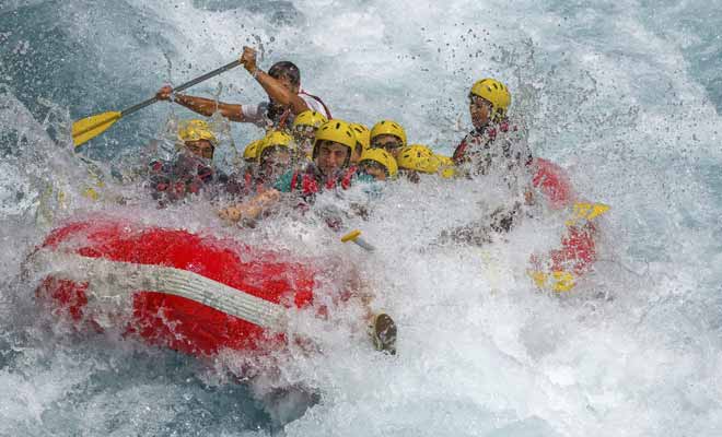 La fatigue en rafting dépend du type de rivière que l'on emprunte. Contrairement à l'idée reçue, ce ne sont pas les rapides qui sont les plus difficiles, car la force du courant fait l'essentiel du travail et l'on n'a guère besoin de pagayer pour avancer.