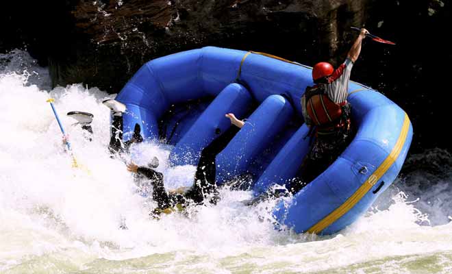 Le rafting n'est pas un sport comme les autres et les risques sont réels si l'on ne respecte pas les consignes de sécurité. Fort heureusement, les sorties sur les rapides sont très bien encadrées et on ne déplore pas d'accidents graves depuis des décennies.