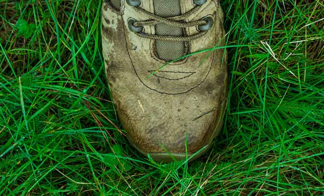 Les chaussures de randonnée ne doivent pas être totalement étanches, car le pied doit pouvoir respirer, mais il faut trouver un juste milieu pour ne pas avoir les pieds mouillés.