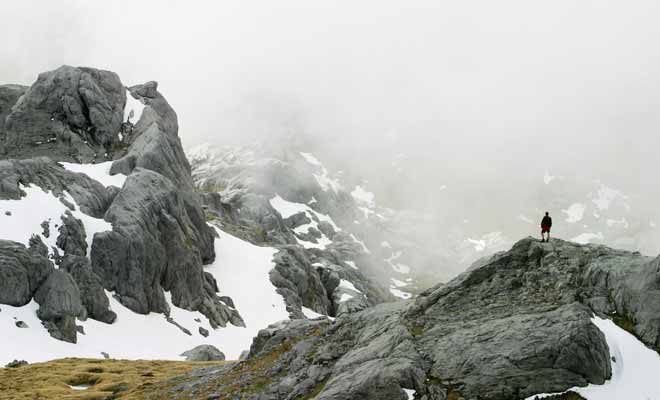 La météo néo-zélandaise étant sujette à de brusques changements, il arrive que le paysage tout entier soit plongé dans la brume. Le voyageur qui n'est pas équipé et qui n'a pas surveillé la météo la veille s'expose au risque de faire une mauvaise chute.