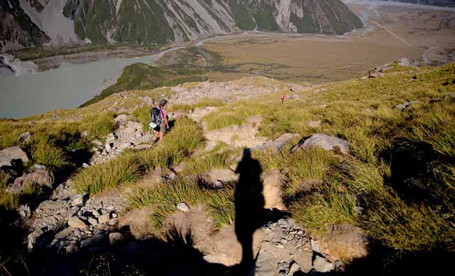 S'il est relativement aisé de se faire prendre en stop en Nouvelle-Zélande (les kiwis s'arrêtent souvent), il faut parfois patienter plus de deux heures dans les régions désertes de l'Île du Sud. Prévois du matériel de camping en cas de problème est recommandé.