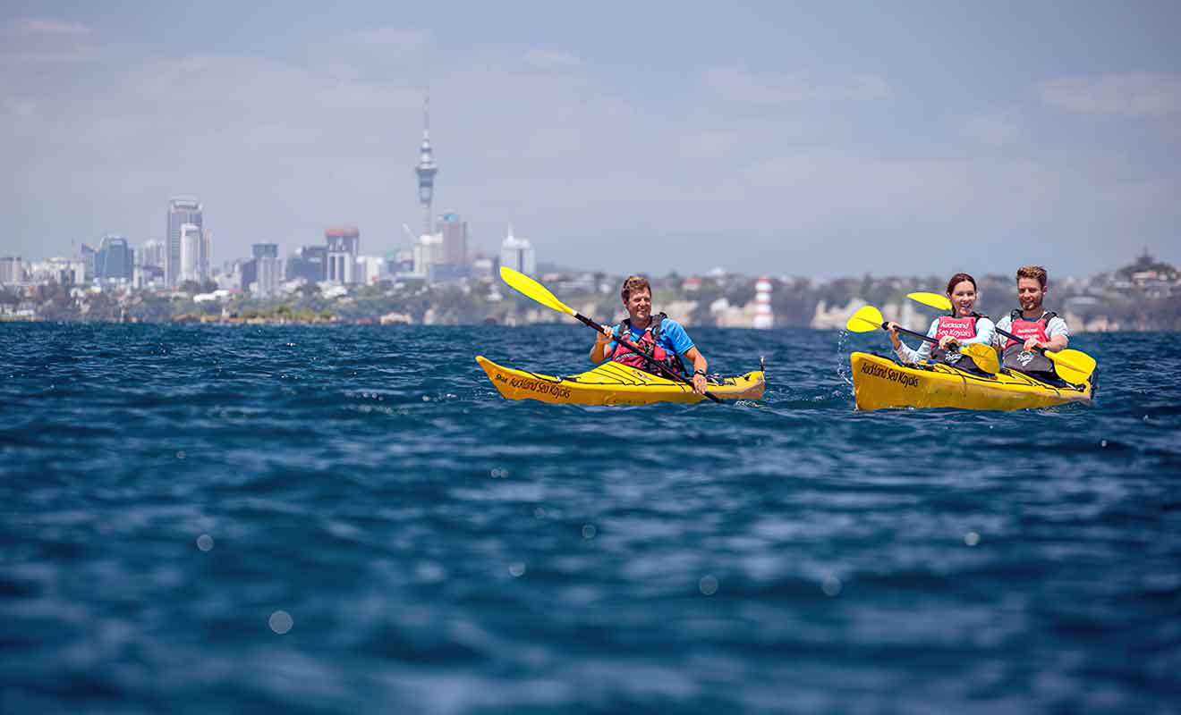 Il faut pagayer durant 7 km pour atteindre le rivage de l'île volcanique.
