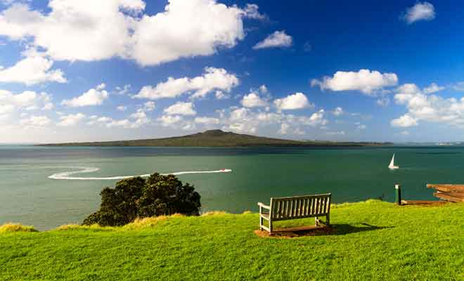 Situé dans le Golfe d'Hauraki, le volcan Rangitoto est accessible en bateau.
