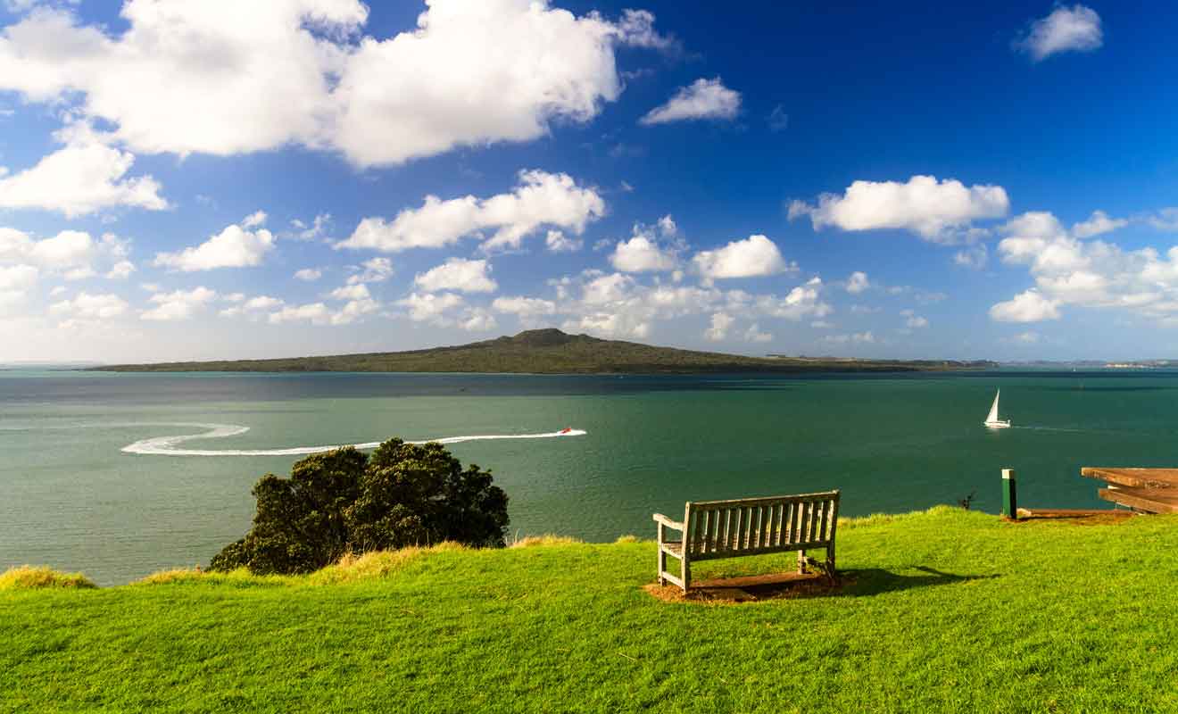 Situé dans le Golfe d'Hauraki, le volcan Rangitoto est accessible en bateau.