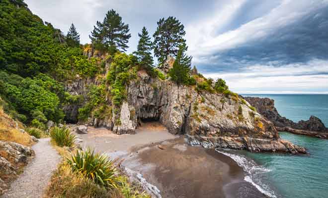 Rarangi se trouve à une vingtaine de kilomètres et une petite randonnée permet de rejoindre la plage de Monkey bay d'où l'on peut apercevoir l'Île du Nord par beau temps.