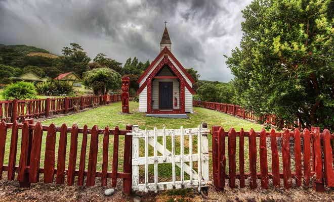 Certaines églises sont décorées avec des motifs culturels maoris. Le résultat est souvent splendide, mais parait assez éloigné de la tradition chrétienne.