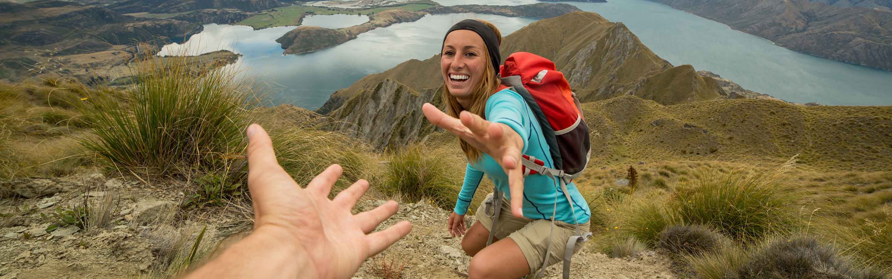 Junge Leute reisen mit einer Versicherung nach Neuseeland.