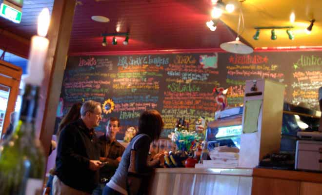 Passer commande et régler au bar avant de consommer est loin d'être un inconvénient quand on est en vacances. Cela vous permet de sortir de table plus vite pour reprendre la route.