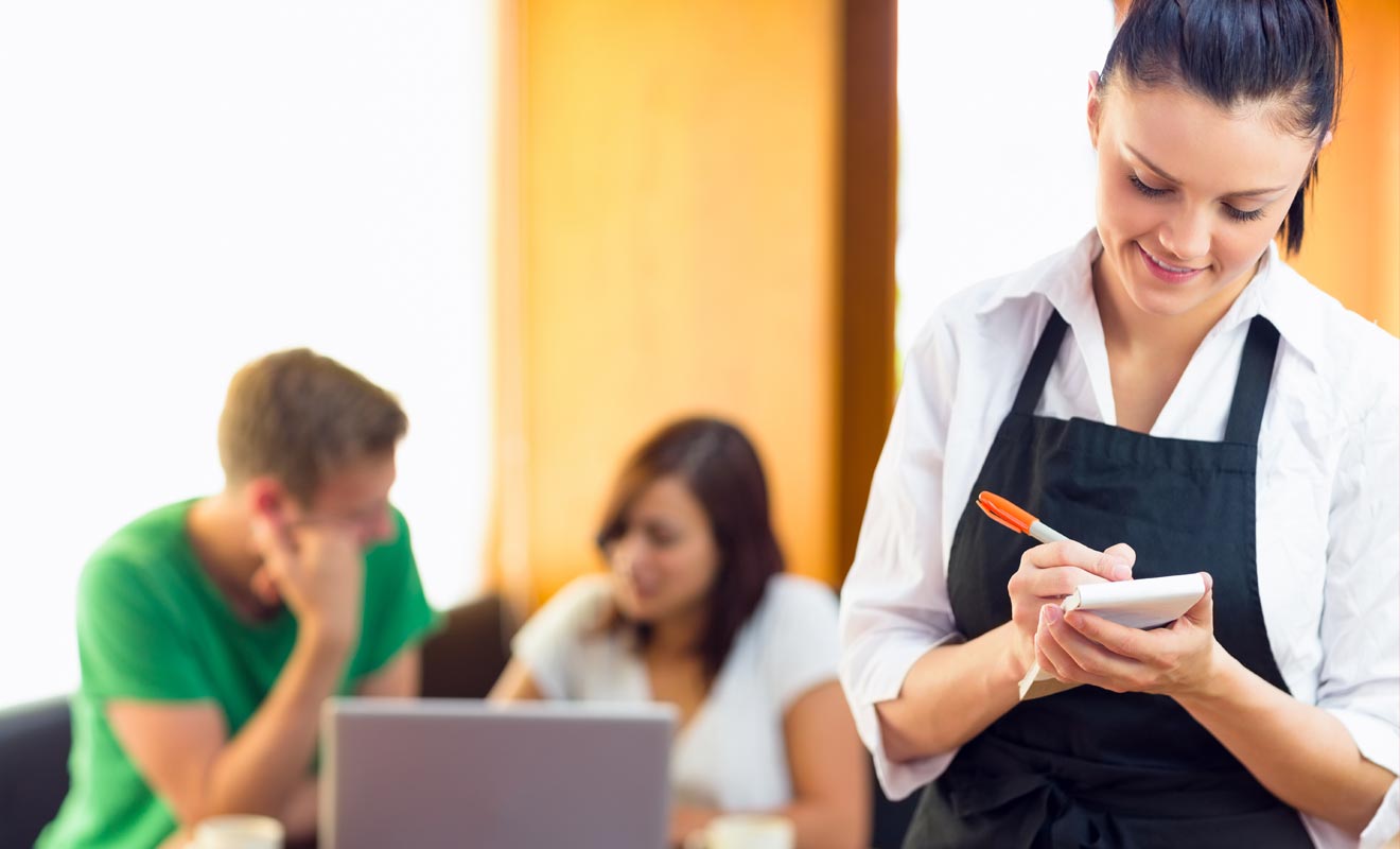 La restauration emploie du personnel payé au salaire minimum. Comme les pourboires sont faibles, vous ne gagnerez pas beaucoup d'argent, mais votre Visa Vacances Travail ne vous offre pas vraiment d'autres alternatives.