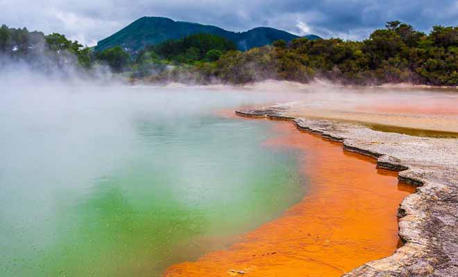 Champagne Pool est un bassin bouillonnant vert-orangé qui est l'une des attractions majeures du parc géothermique de Wai-o-Tapu près de Rotorua.