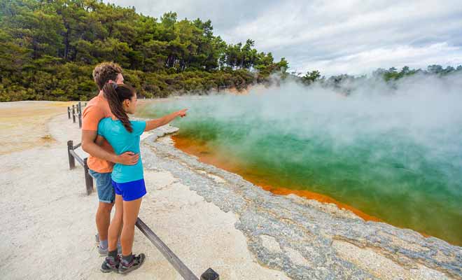 Loin d'être un inconvénient, l'activité géothermique est en réalité un avantage pour le pays, et de nombreuses activités touristiques comme Wai-o-tapu existent.