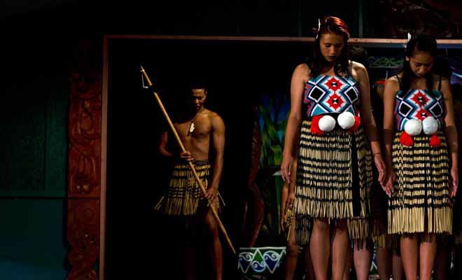 La ville de Rotorua et ses environs propose de nombreux spectacles consacrés à la culture maorie. Il s'agit souvent de simples diners spectacles qui peuvent décevoir le visiteur en quête d'authenticité.