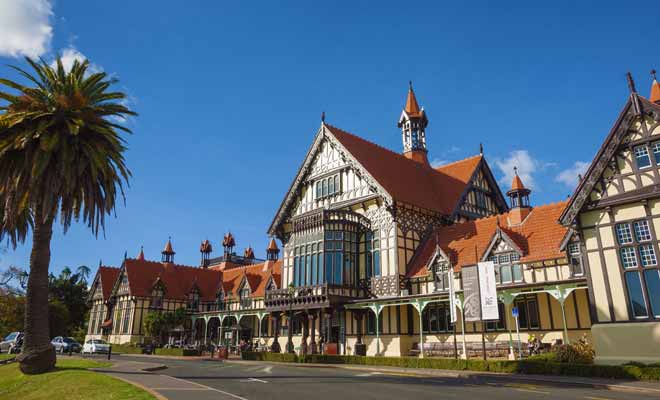 Le musée de Rotorua qui est construit dans le style Tudor est devenu une icône de la Nouvelle-Zélande, au même titre que la Sky Tower d'Auckland ou le Mitre Peak du Milford Sound.