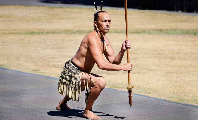 Pour pénétrer à l'intérieur du village maori, il faut d'abord assister à la cérémonie d'accueil durant laquelle un guerrier exécute des danses supposées vous intimider.