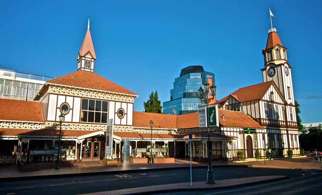 Vous pouvez réserver vos places pour les spectacles maoris directement sur Internet, ou vous rendre dans le centre d'information (iCenter) de Rotorua, non loin des jardins de Government Garden.