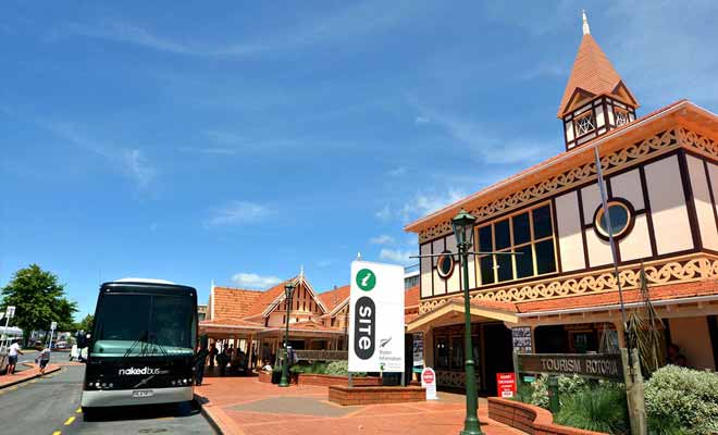 Les bus sont en général garés devant les centres d'information iSite ou à proximité.