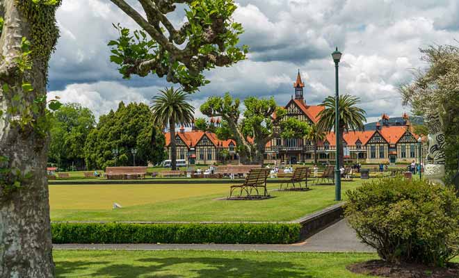 Le musée de Rotorua, bâti dans le style Tudor, abrite l'une des plus belles expositions d'oeuvres d'art maori de Nouvelle-Zélande.