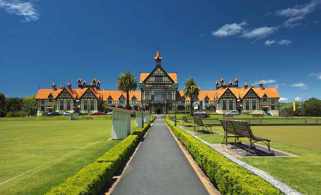 Construit dans le style Tudor, le musée de Rotorua a été agrandi récemment pour pouvoir accueillir des expositions temporaires.