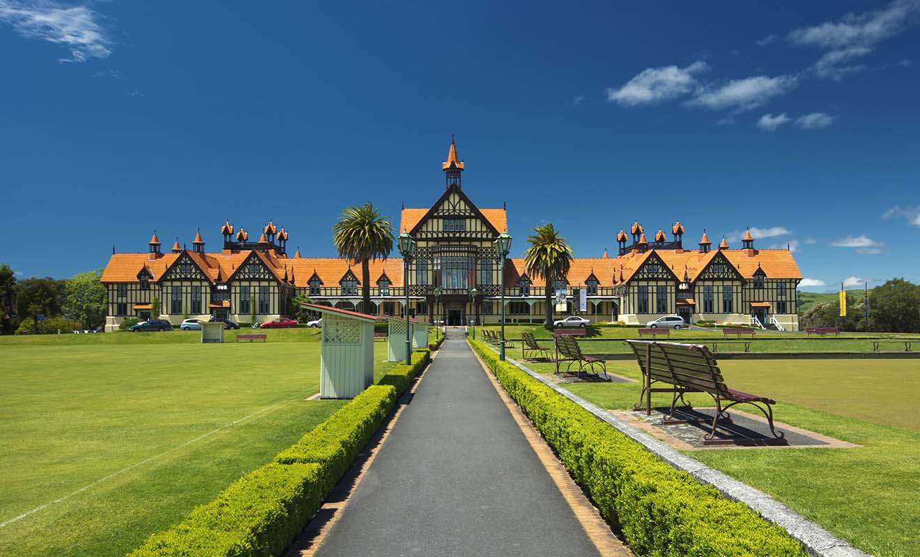 Construit dans le style Tudor, le musée de Rotorua a été agrandi récemment pour pouvoir accueillir des expositions temporaires.