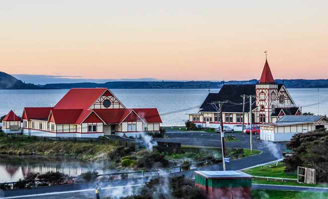 Rotorua est célèbre pour son odeur de souffre et ses colonnes de vapeur qui remontent à la surface même en centre-ville.