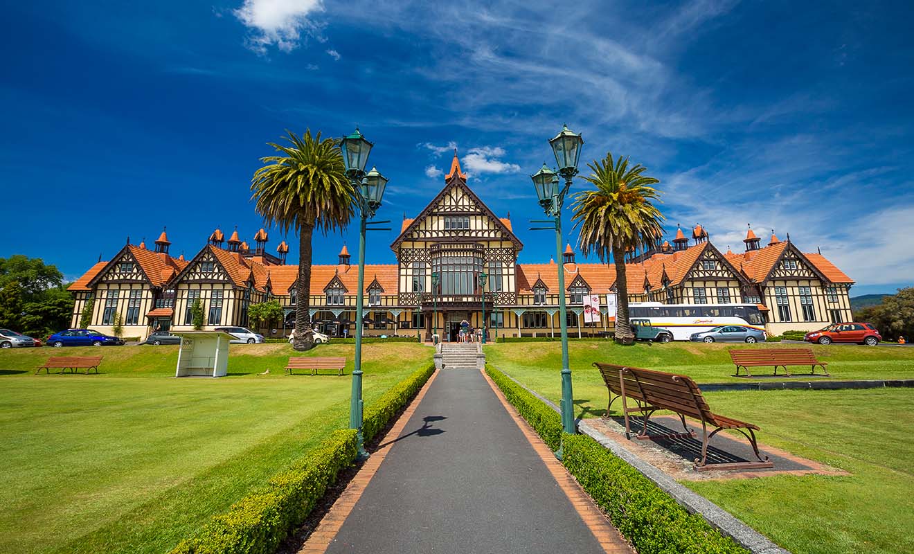 Le musée qui a été agrandi il y a quelques années présente l'Histoire des Maoris depuis les origines. Une part importante est consacrée aux rôles des Maoris durant la Seconde Guerre mondiale.