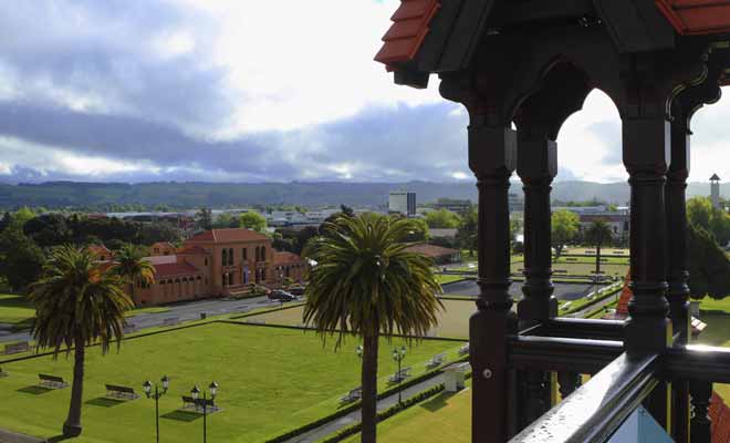 Le musée de Rotorua est un petit musée dont les expositions sont néanmoins très réussies. À l'étage du musée, un joli belvédère permet d'admirer les jardins de Government Garden et le lac de Rotorua.