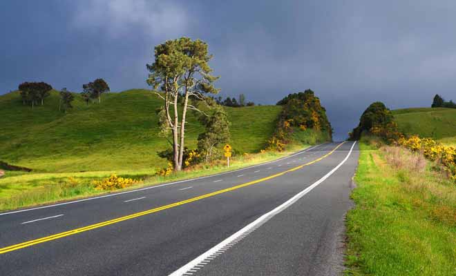 L'inconvénient avec les paysages somptueux du pays, c'est qu'ils ont tendance à détourner votre attention là ou il faudrait rester concentré. Profitez du panorama, mais gardez tout de même les yeux sur la route !