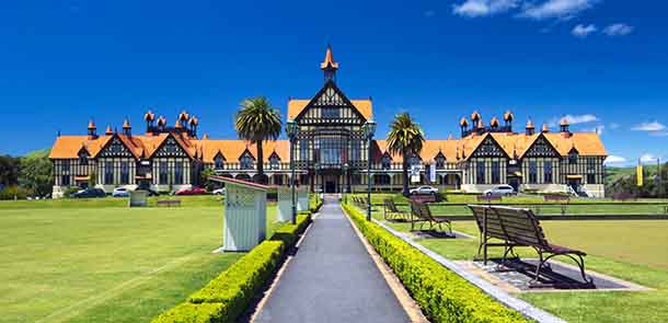 Rotorua était à l'origine une ville thermale et le célèbre musée de Rotorua était un centre de soin. Cette activité est loin d'avoir disparu et la région compte de nombreux instituts spécialisés.