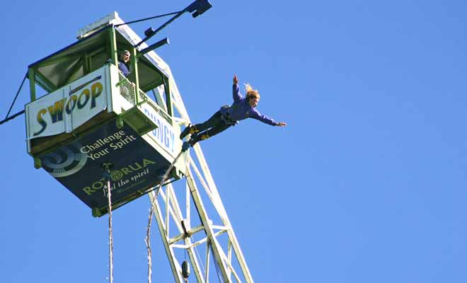 L'Agrodome de Rotorua est une base de loisir qui propose le saut à l'élastique. Le saut manque un peu de charme, mais c'est le moins coûteux de Nouvelle-Zélande.