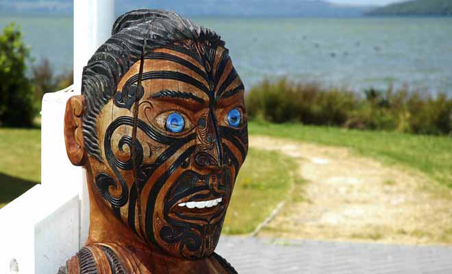 La culture maorie est omniprésente en Nouvelle-Zélande et vous aurez très souvent l'occasion d'admirer des sculptures et des maisons décorées avec des motifs.