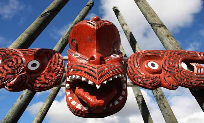 Avec ses parcs à thème, ses bases de loisir, ses forêts et ses lacs, Rotorua s'est imposée comme la principale destination touristique de l'Île du Nord. La ville en elle-même propose un nombre important de motels à néons qui lui a valu le surnom de Roto Vegas.