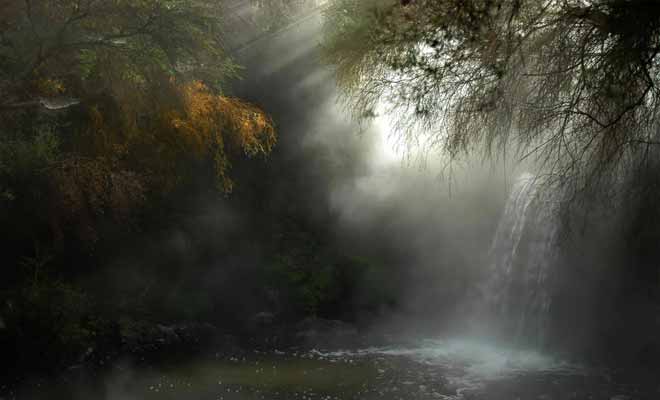 Parce qu'une amibe dangereuse se transmet par les voies respiratoires, ne mettez pas la tête sous l'eau si vous vous baignez dans une source thermale du nord.