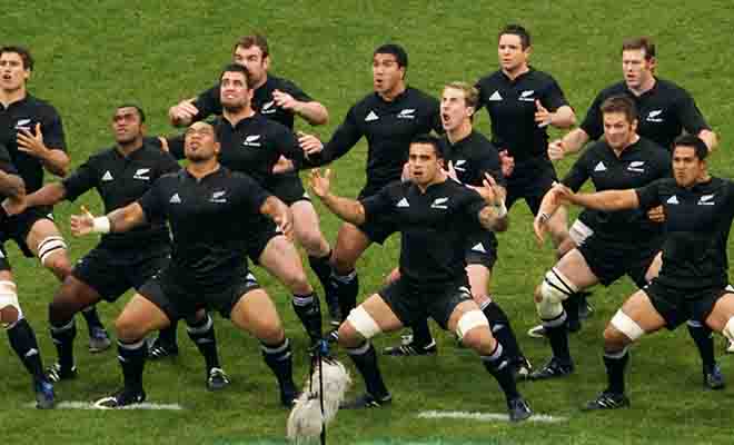 Le Haka est une danse tribale guerrière d'origine maorie qui a fait les preuves de son efficacité sur les champs de bataille d'autrefois comme sur les terrains de rugby d'aujourd'hui.