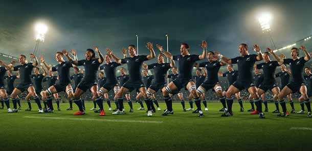 L'équipe des Allblacks fait le Haka avant un match.