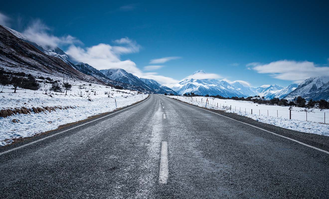 Le verglas qui se forme durant la nuit est le principal danger sur la route, et il faudra être vigilant lorsque vous conduisez le matin.