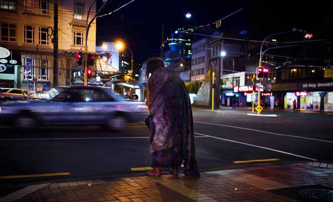 La beauté des paysages n'a pas chassé la pauvreté de Nouvelle-Zélande. Blanket man, un sans abris, à longtemps arpenté les rues de Wellington au point de devenir une figure locale.
