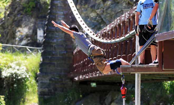 Le saut à l'élastique se déroule en général du haut d'un pont et la chute est comprise entre 30 et 50 mètres.