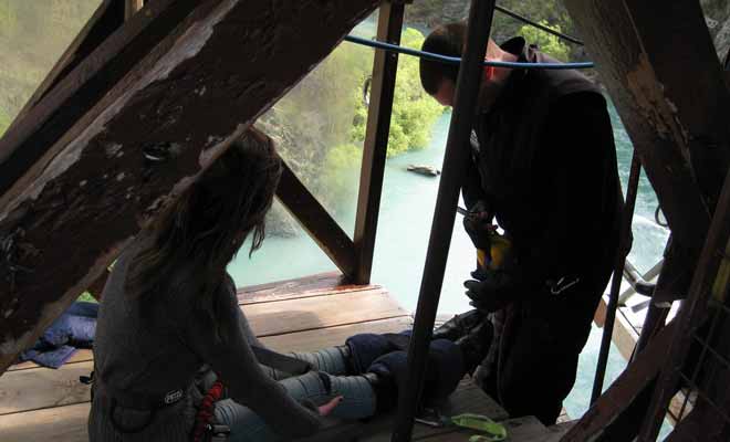 Il est normal (et sain d'esprit) d'appréhender un saut dans le vide ! C'est pour cette raison que l'on vous expliquera en détail comment fonctionnent les attaches qui vous relient à l'élastique. Deux personnes différentes vérifieront ensuite que tout est en ordre.