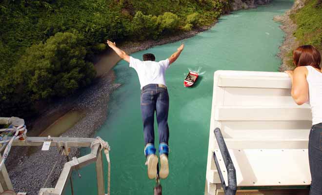 Petite station thermale à l'origine, Hanmer Springs propose de plus en plus d'activité à sensation, parmi lesquelles le jetboat et le bungy jumping sont les plus connues. Si vous désirez réaliser un saut dans le vide, c'est avec la compagnie Threelseekers qu'il faudra vous adresser.