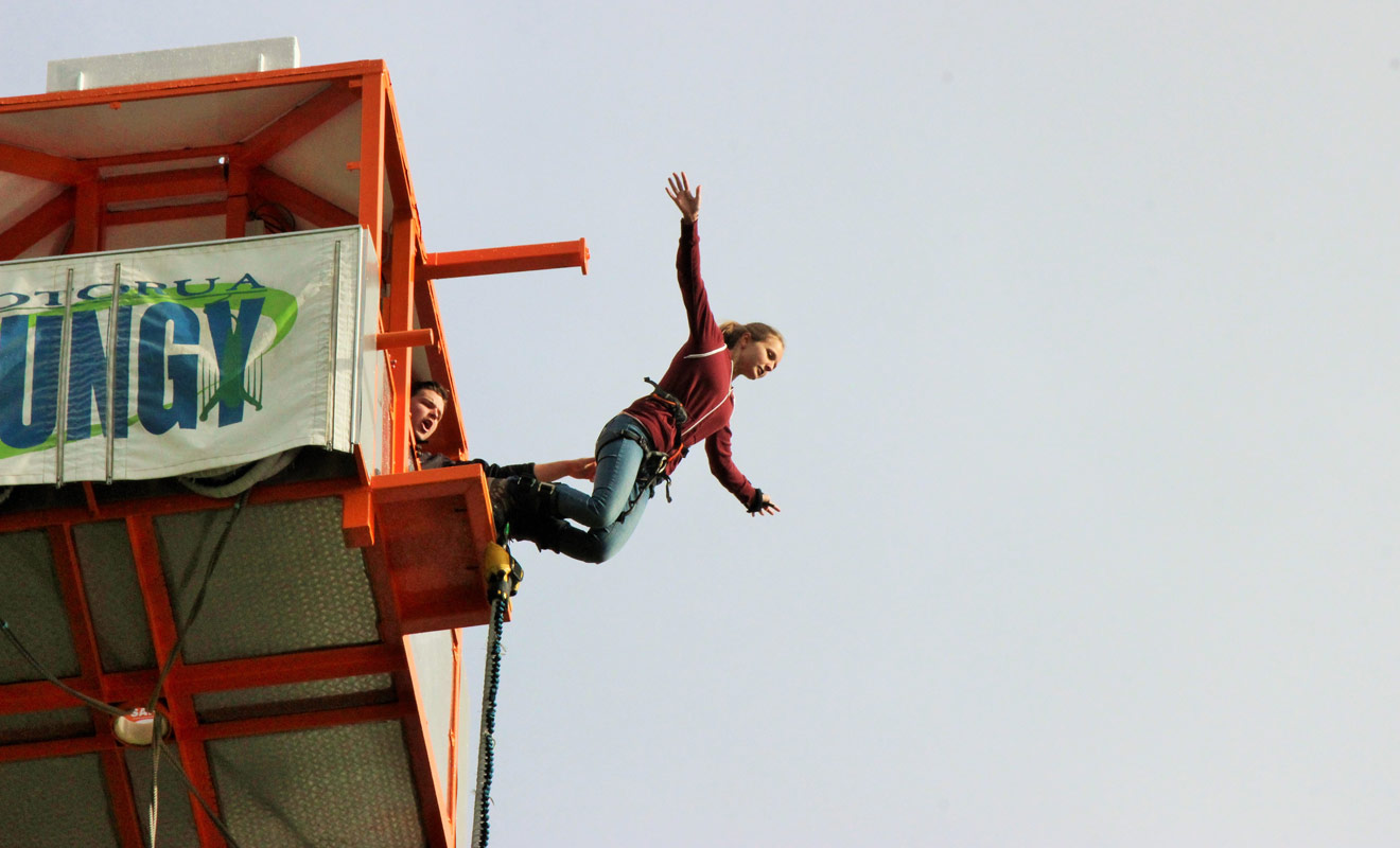 Et voici Julie au moment le plus intense de son saut à l'élastique à Rotorua !