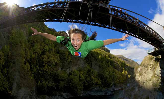 Ceux qui ont testé le parachute et le saut à l'élastique ont pu constater qu'il est bien plus effrayant de sauter dans le vide quand on a des repères visuels précis. Par conséquent, le bungy jumping l'emporte sur le parachutisme si le but espéré est de se faire peur.